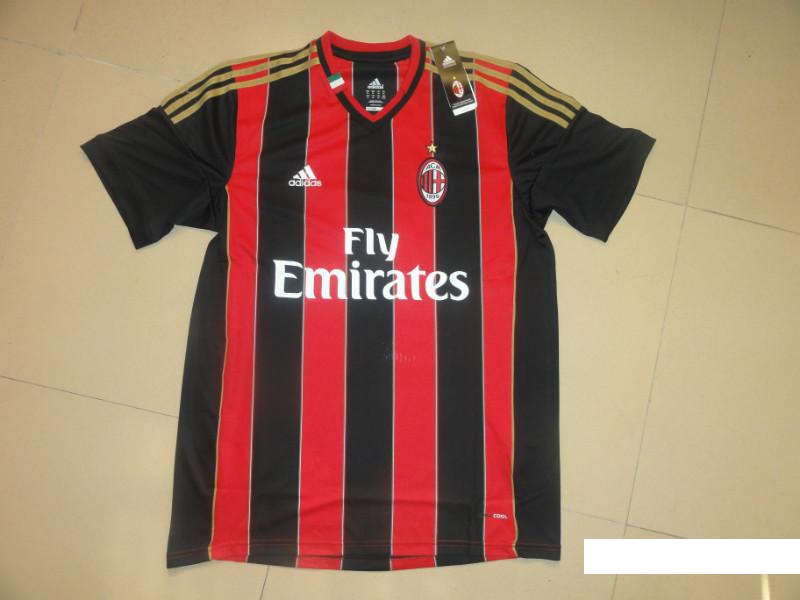 http://www.maillots-foot-actu.fr/wp-content/uploads/2013/01/milan1.jpg