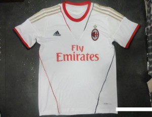 http://www.maillots-foot-actu.fr/wp-content/uploads/2013/01/milan2-300x232.jpg