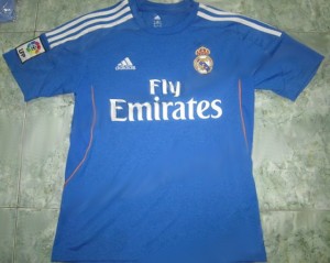 http://www.maillots-foot-actu.fr/wp-content/uploads/2013/03/real-madrid-exterieur-2013-2014-300x239.jpg
