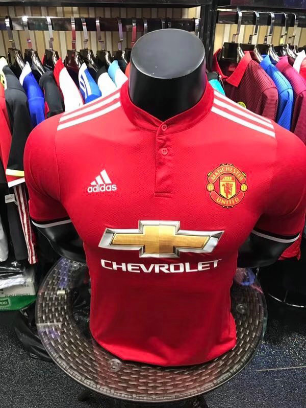 Manchester United couleur maillot domicile 2017 2018