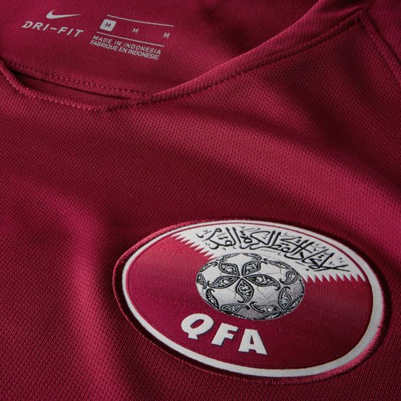 Qatar 2018 2019 maillot domicile foot blason QFA