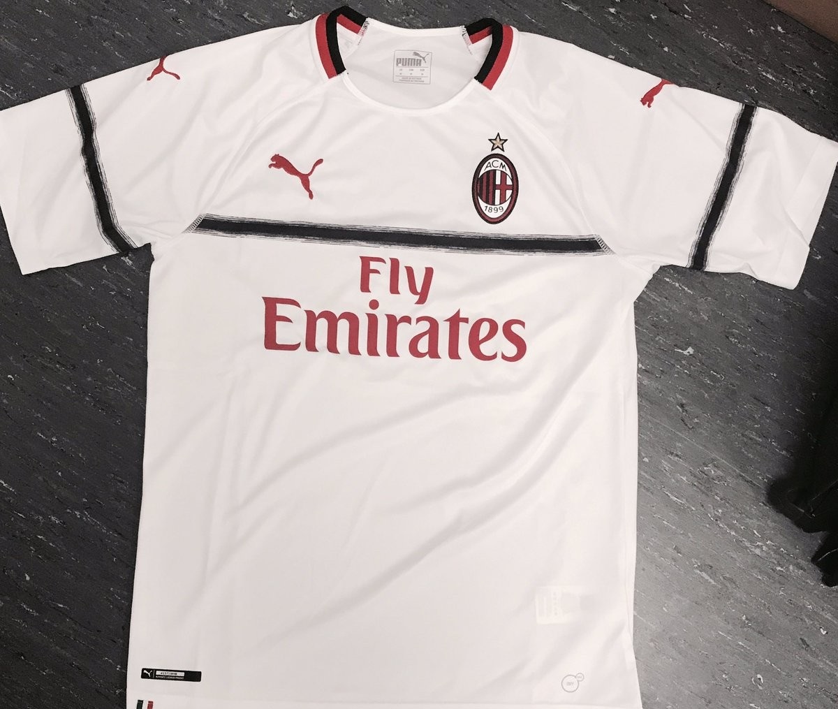 AC Milan 2019 maillot exterieur foot Puma