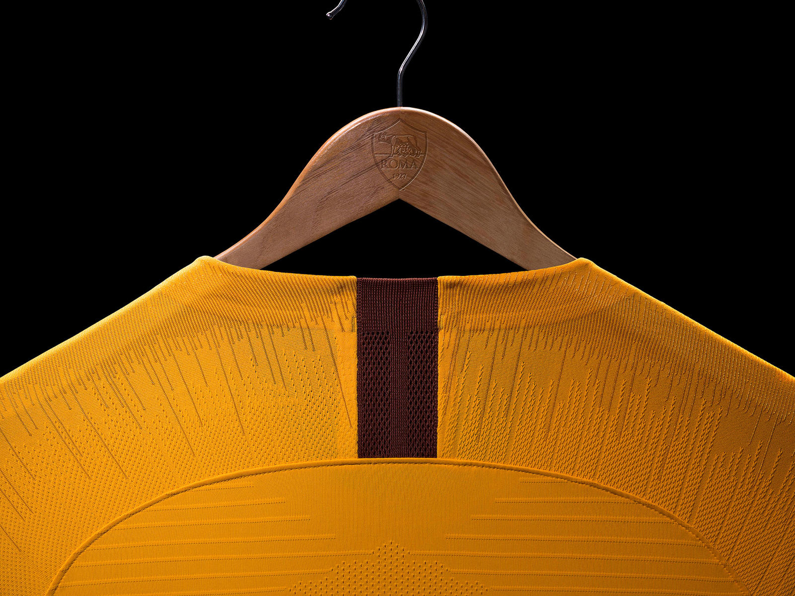 AS Roma 2019 détail col maillot third