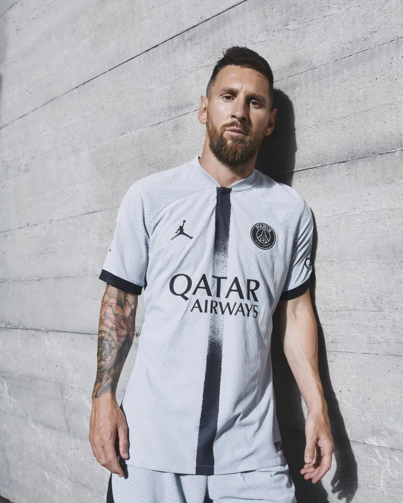 PSG 2023 nouveau maillot exterieur Messi