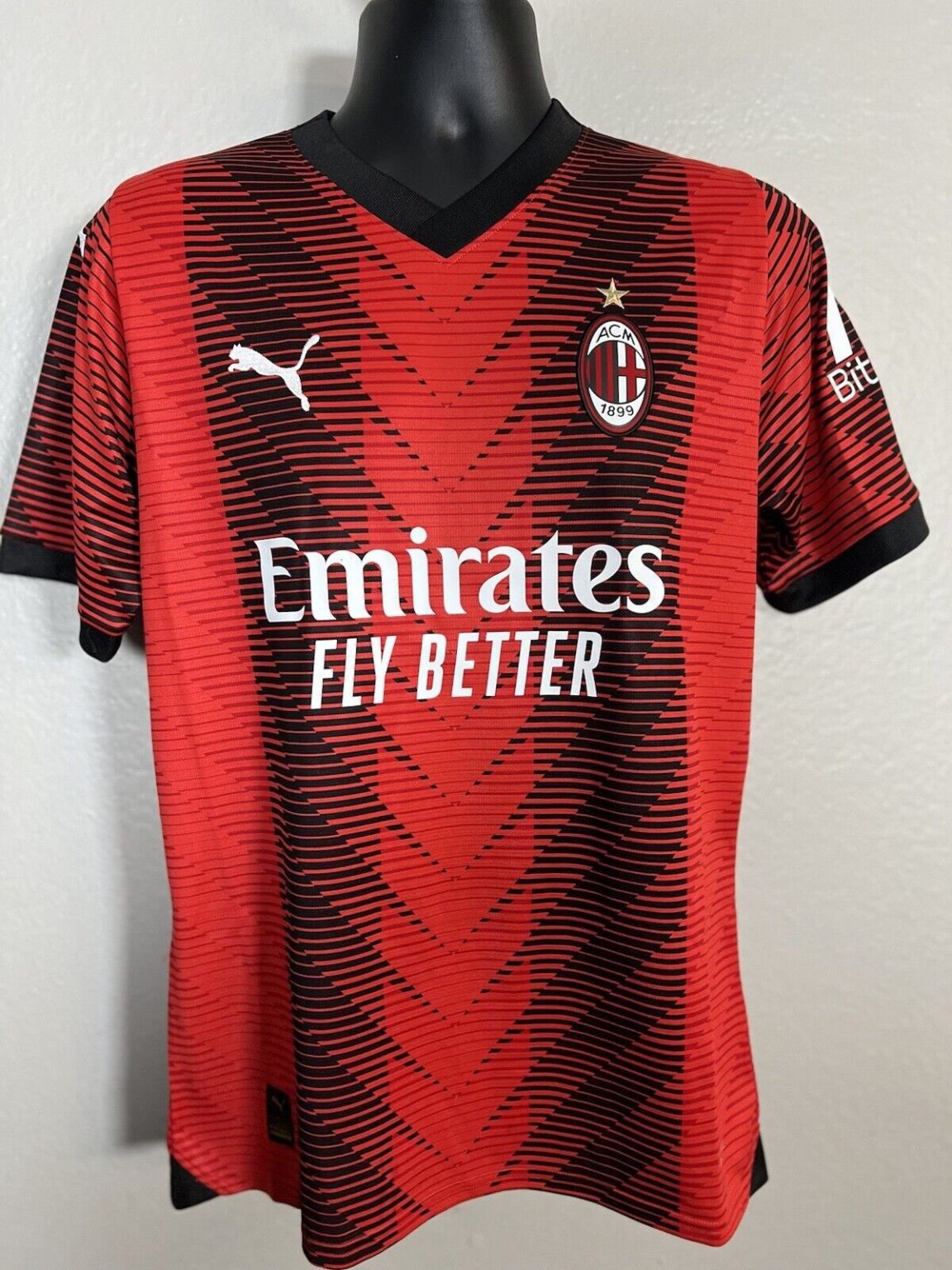 Les nouveaux maillots de foot AC Milan 20232024 par Puma
