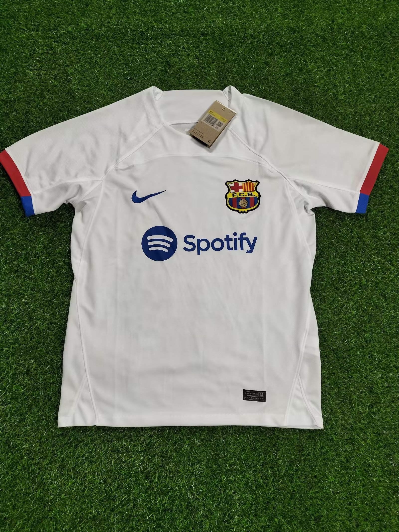 En images les nouveaux maillots de foot FC Barcelone 2023/2024