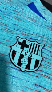 details logo FC Barcelone 2024 nouveau troisieme maillot de foot third