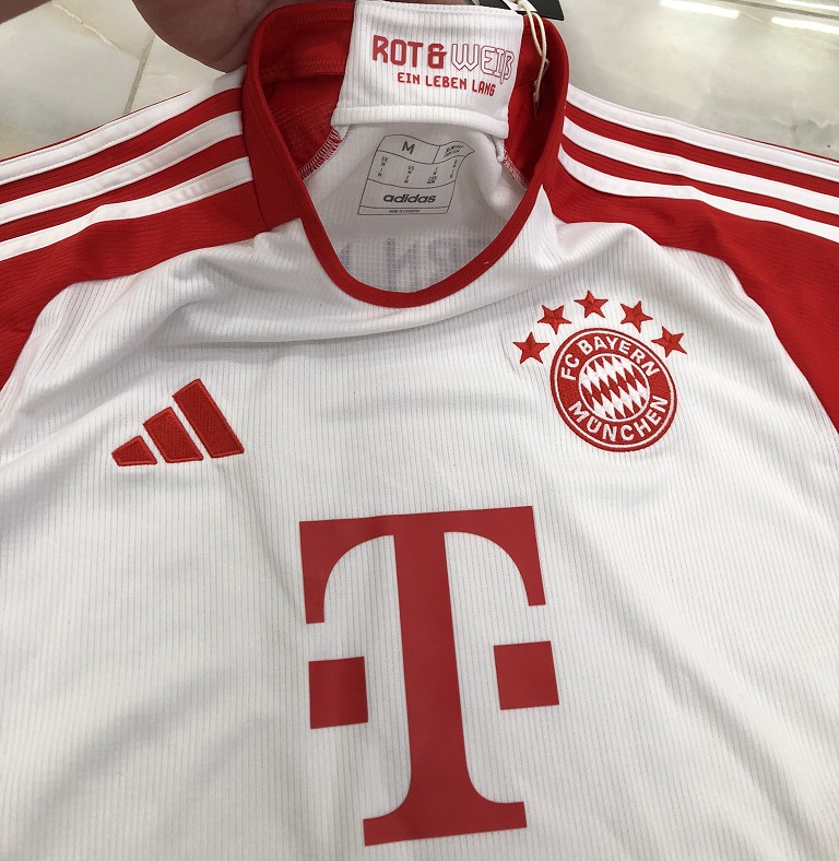 Bayern Munich 2024 nouveau maillot domicile foot details