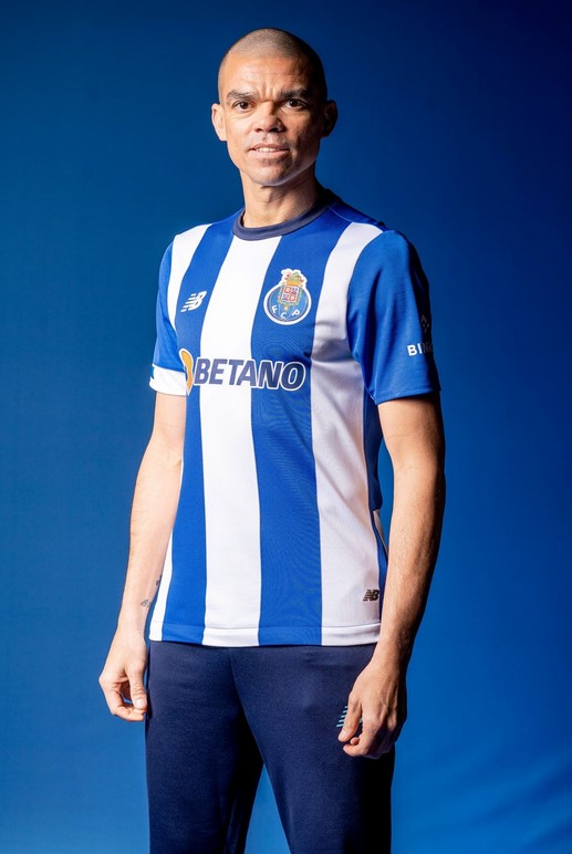 Porto 2023 2024 maillot de foot domicile New Balance Pepe