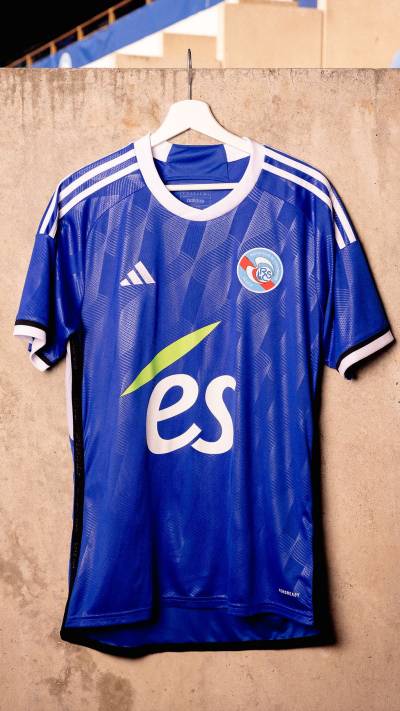 nouveau maillot bleu du RC Strasbourg pour la saison 2023 24 avec col ras du cou inspire de la saison 1978 79