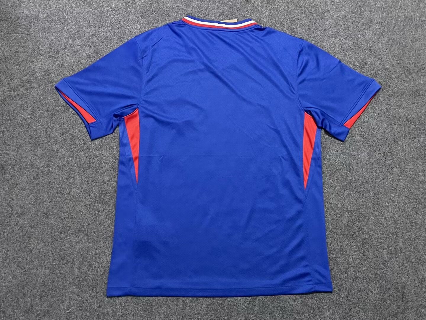 Les nouveaux maillots France Euro 2024 : design, couleurs, blason