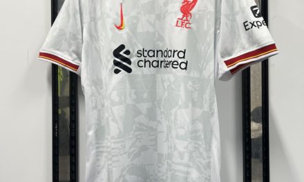 Les nouveaux maillots de Liverpool pour la saison 2024-2025